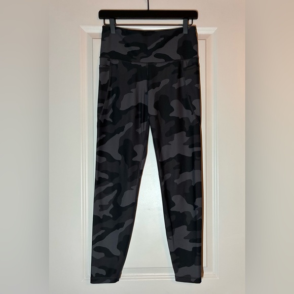 Old Navy | Powersoft Leggings & Top in Black/Gray Camo Activewear Set Size Large - Picture 3 of 10